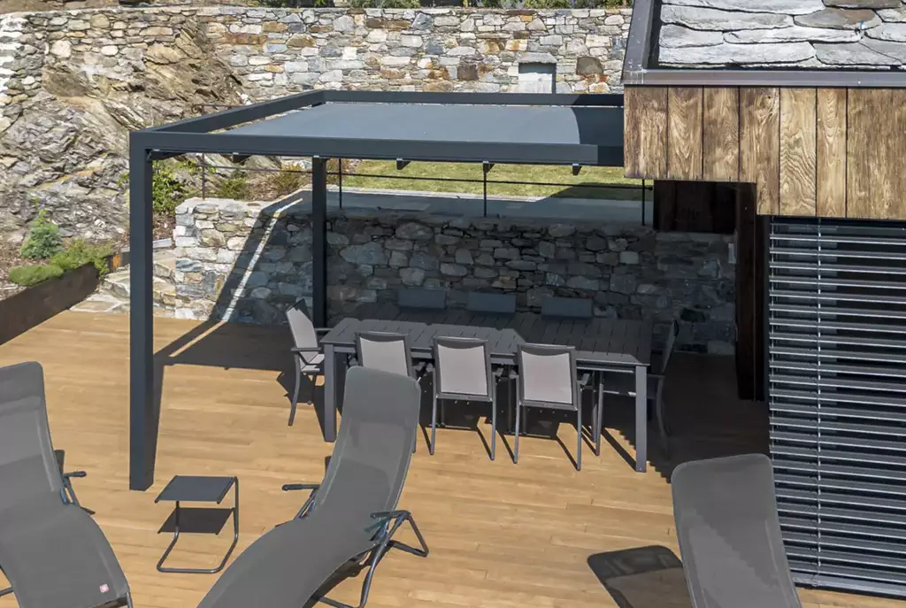 Pergola mit Flachdach aus Stoff mit Wandmonateg an mordernem Haus