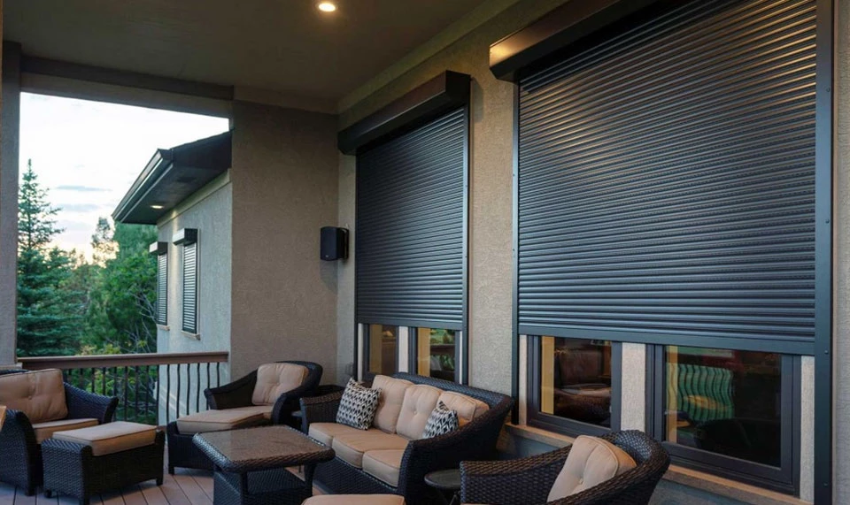 Moderner Vorbaurollladen als Sonnenschutz und Sichtschutz – hochwertige Rollladen-Lösung für Fenster mit elegantem Aluminiumkasten