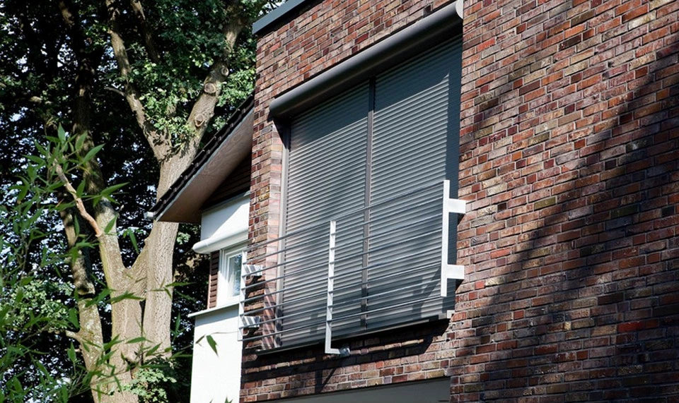 Rollladenkombination an moderner Fassade – effizienter Sonnenschutz und Sichtschutz mit Vorbaurollladen