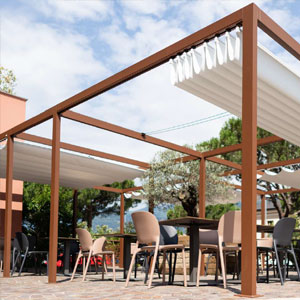 SAKI Pergola mit strukturierter Sonderfarbe